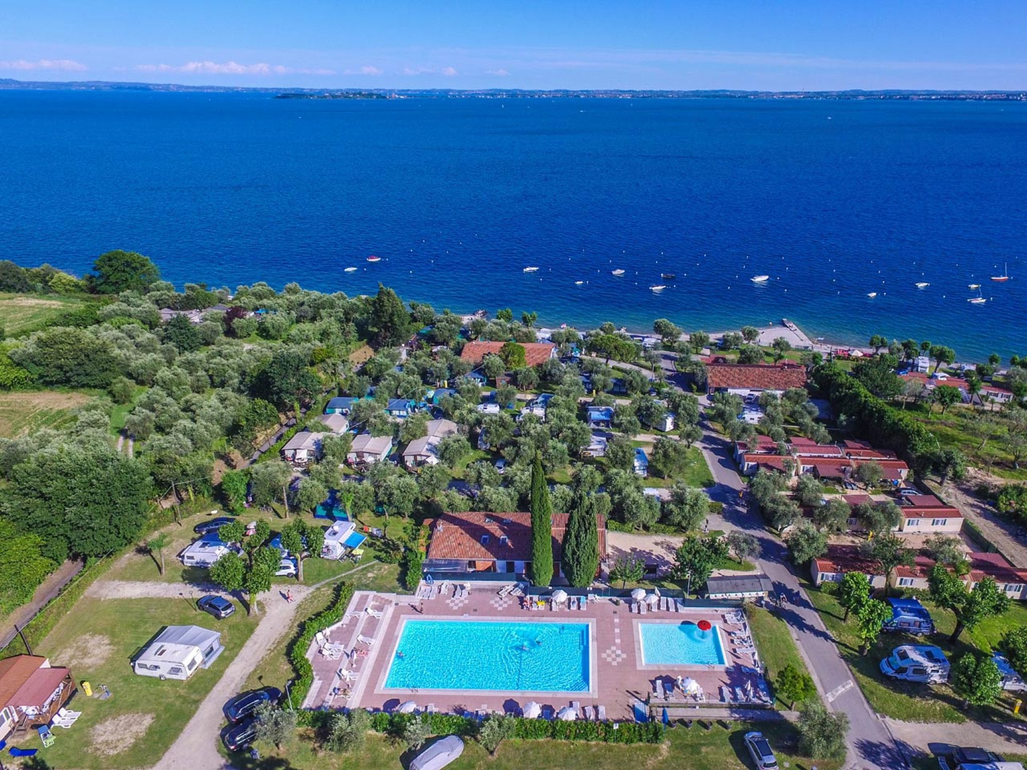 Camping Fontanelle – Panoramablick auf Anlage und See