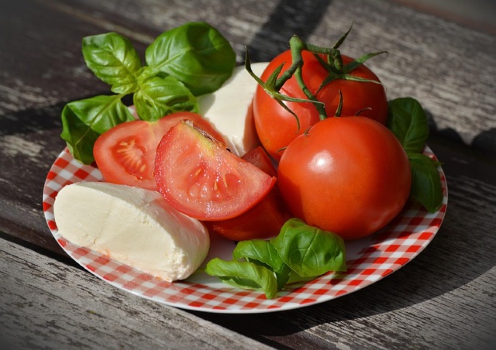 Tomaten-Mozzarella-Salat-Caprese-Belita.jpg