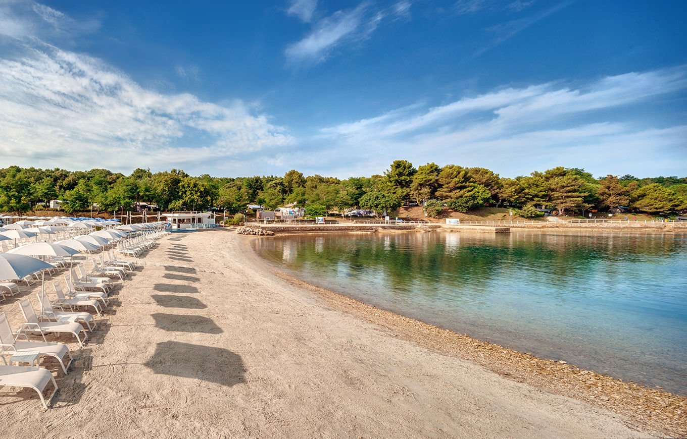 Strand mit Liegen im Camping Lanterna in Istrien Kroatien