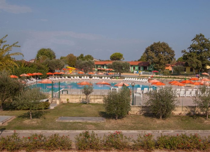 Ferienpark Garda Village Dreizimmer-Bungalow Trilo Comfort 