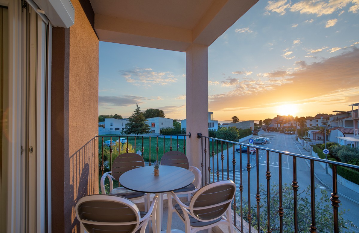 Villa Nina Apartments Dreizimmer-Wohnung mit Balkon und Meerblick 4+2