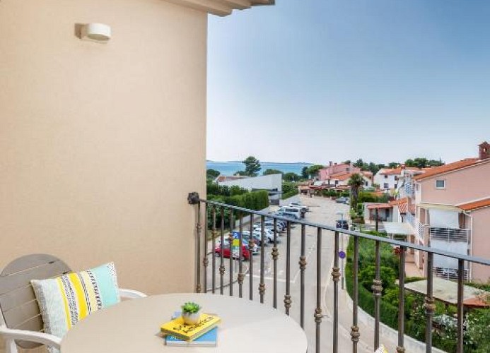 Villa Nina Apartments Dreizimmer-Wohnung mit Balkon und Meerblick 4+2
