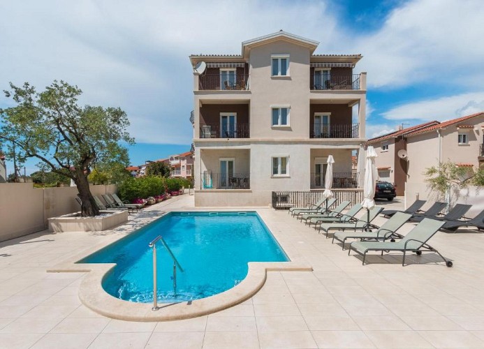 Villa Nina Apartments Dreizimmer-Wohnung mit Balkon und Meerblick 4+2