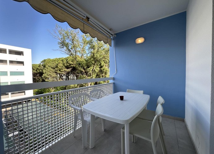Balkon-mit-Tisch-und-Stühle