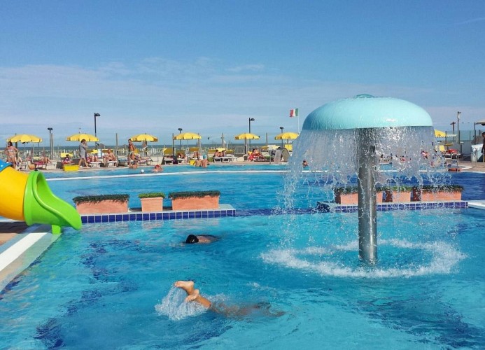 Kinderpool-mit-Rutsche