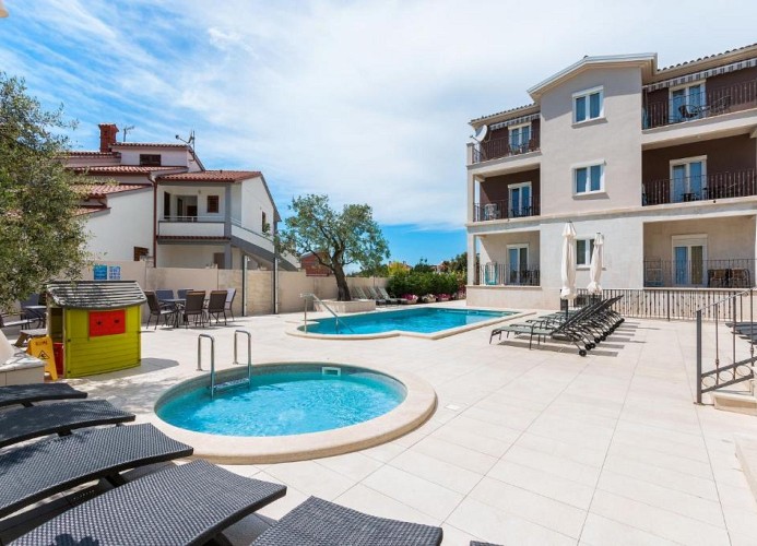 Villa Nina Apartments Superior Zweizimmer-Wohnung mit Terrasse 4*