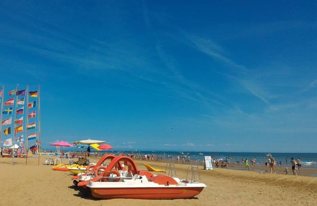 Strandbereich-mit-Tretbooten