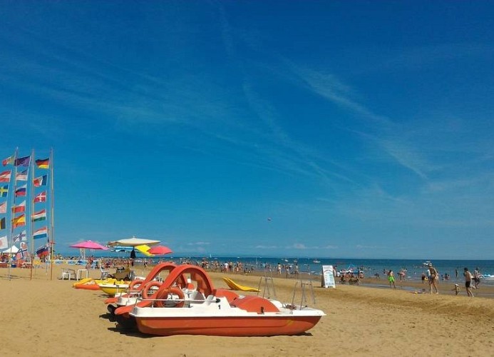 Strandbereich-mit-Tretbooten