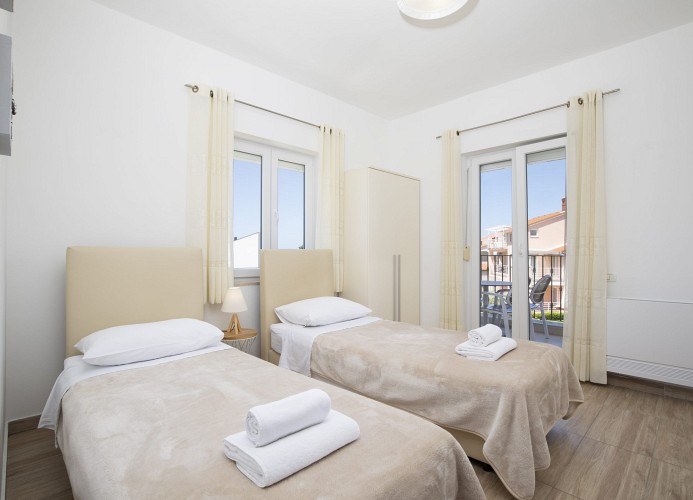 Villa Nina Apartments Dreizimmer-Wohnung mit Balkon und Meerblick 4+2
