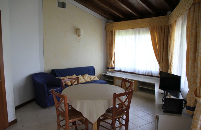 Front Lake Resort Le Corti del Lago Dreizimmer-Bungalow Trilo A3