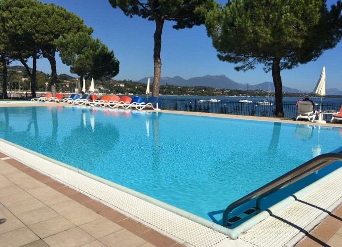Pool-mit-Blick-auf- den-Gadasee