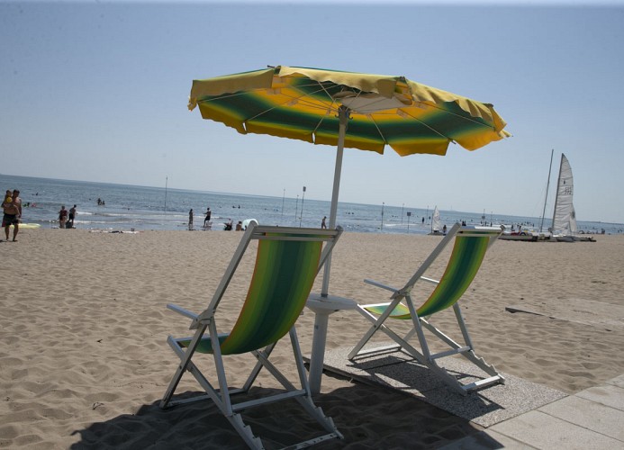 Strandstühle-mit-Sonnenschirm