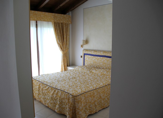 Front Lake Resort Le Corti del Lago Dreizimmer-Bungalow Trilo A3