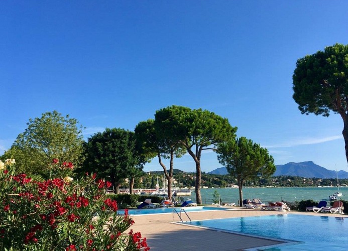 Front Lake Resort Le Corti del Lago Dreizimmer-Bungalow Trilo A3