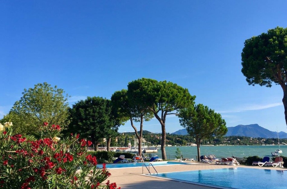 Front Lake Resort Le Corti del Lago Dreizimmer-Bungalow Trilo A3