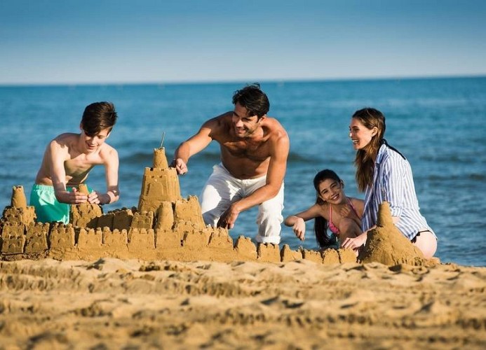 Am-Strand-spielen