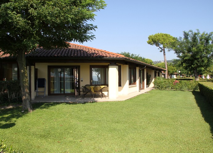 Front Lake Resort Le Corti del Lago Dreizimmer-Bungalow Trilo A3