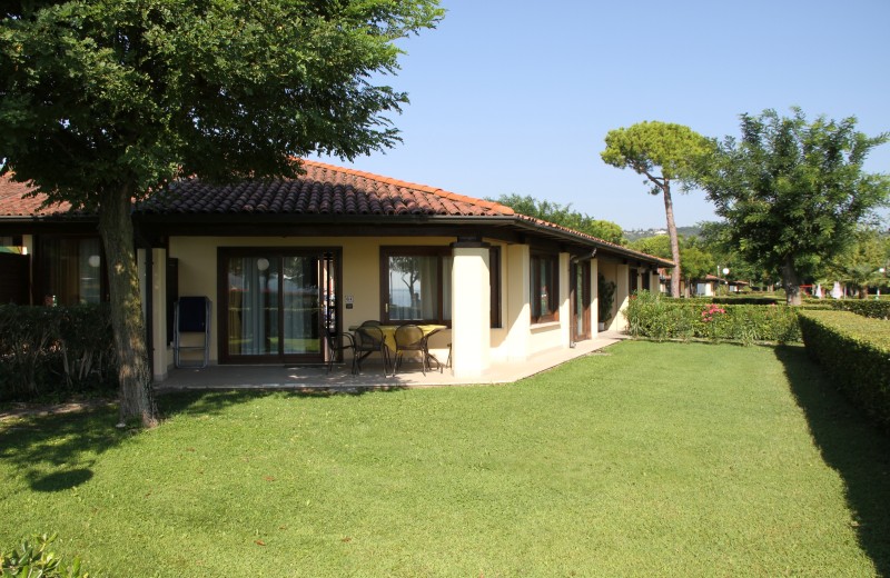 Front Lake Resort Le Corti del Lago Dreizimmer-Bungalow Trilo A3
