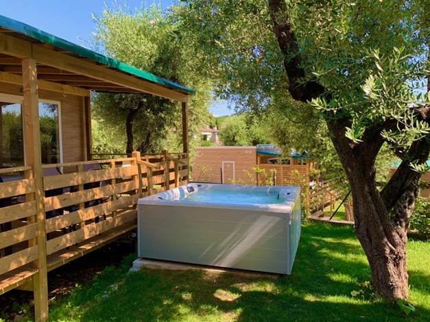 pool im garten vor einem Haus