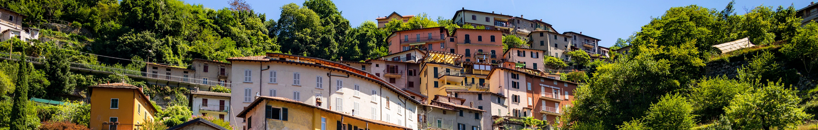 Italienisches Dorf auf einem Hügel